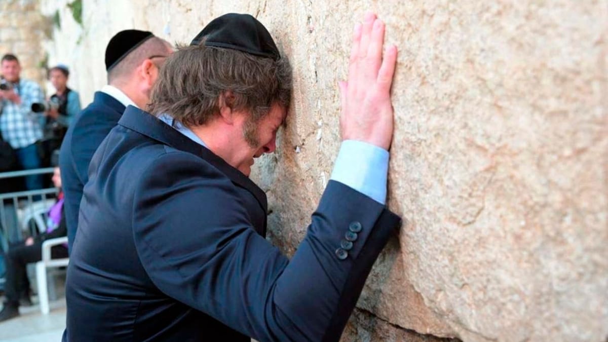 Imagen de archivo del presidente argentino Javier Milei llorando ante el Muro de las Lamentaciones de Al Quds/Jerusalén (Palestina ocupada). Foto: N/D