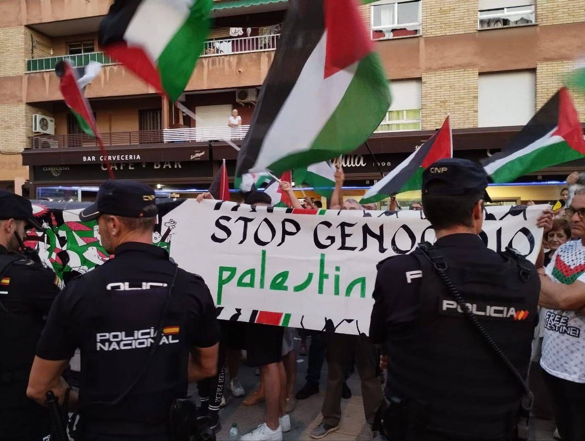  La Policía Nacional intervino para identificar y detener a manifestantes de Agrupación Republicana que mostraban consignas y banderas en apoyo a Palestina