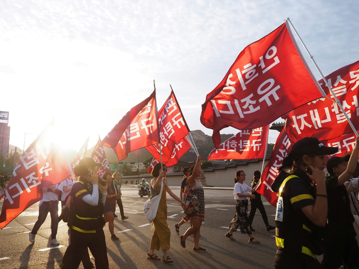 Imagen de archivo de mujeres en una protesta sindical en Corea del Sur. Foto: Ra Dragon/Unsplash.