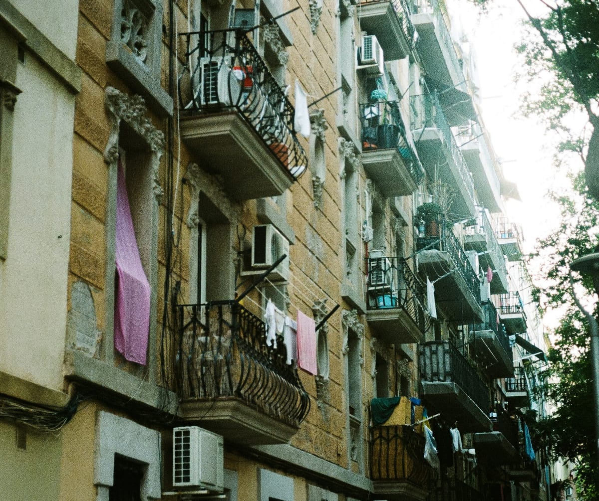 Imagen de archivo del exterior de un bloque de viviendas en Barcelona. Foto: Tara-mae Miller/Unsplash.