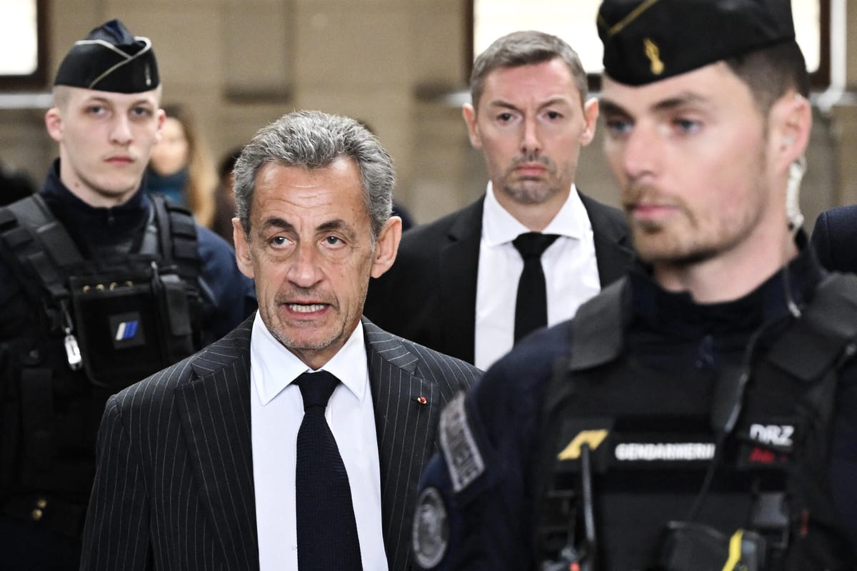 El expresidente siendo acompañado por policías. Foto: france24