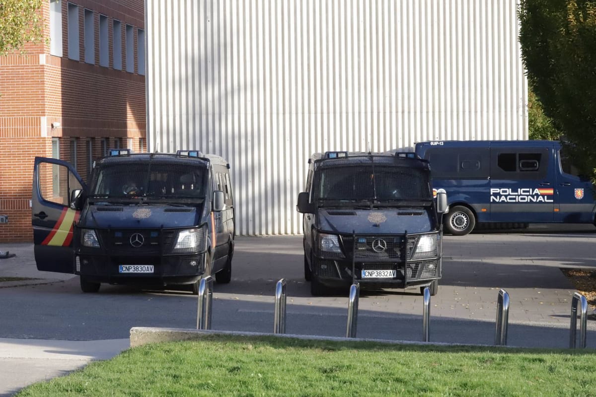 Furgones de la UIP de la policía española en Iruñea. Foto: Gedar Langile Kazeta