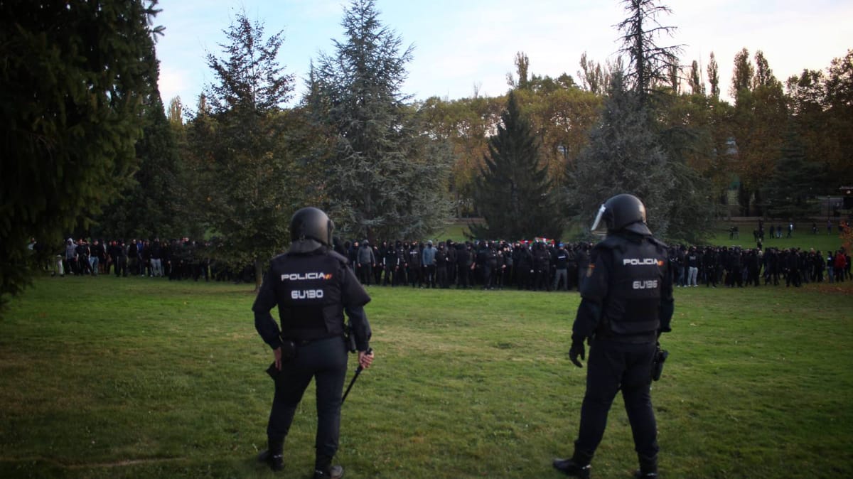 Agentes de la UIP ante la concentración antifascista contra Vito Quiles en Iruñea. Foto: Gedar Langile Kazeta