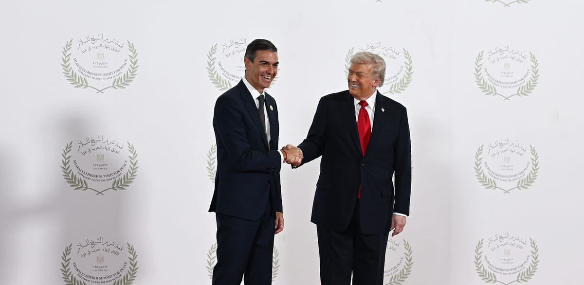 Pedro Sánchez y Donald Trump en Egipto. Foto: Pool Moncloa/Borja Puig de la Bellacasa