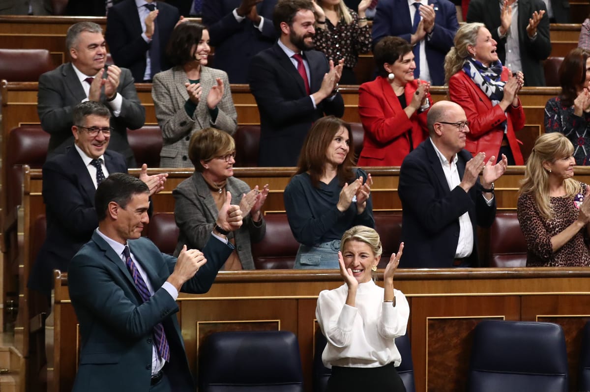 Imagen de archivo de Pedro Sánchez junto a Yolanda Díaz en el Congreso de los Diputados en 2023. Foto: Fernando Calvo. 