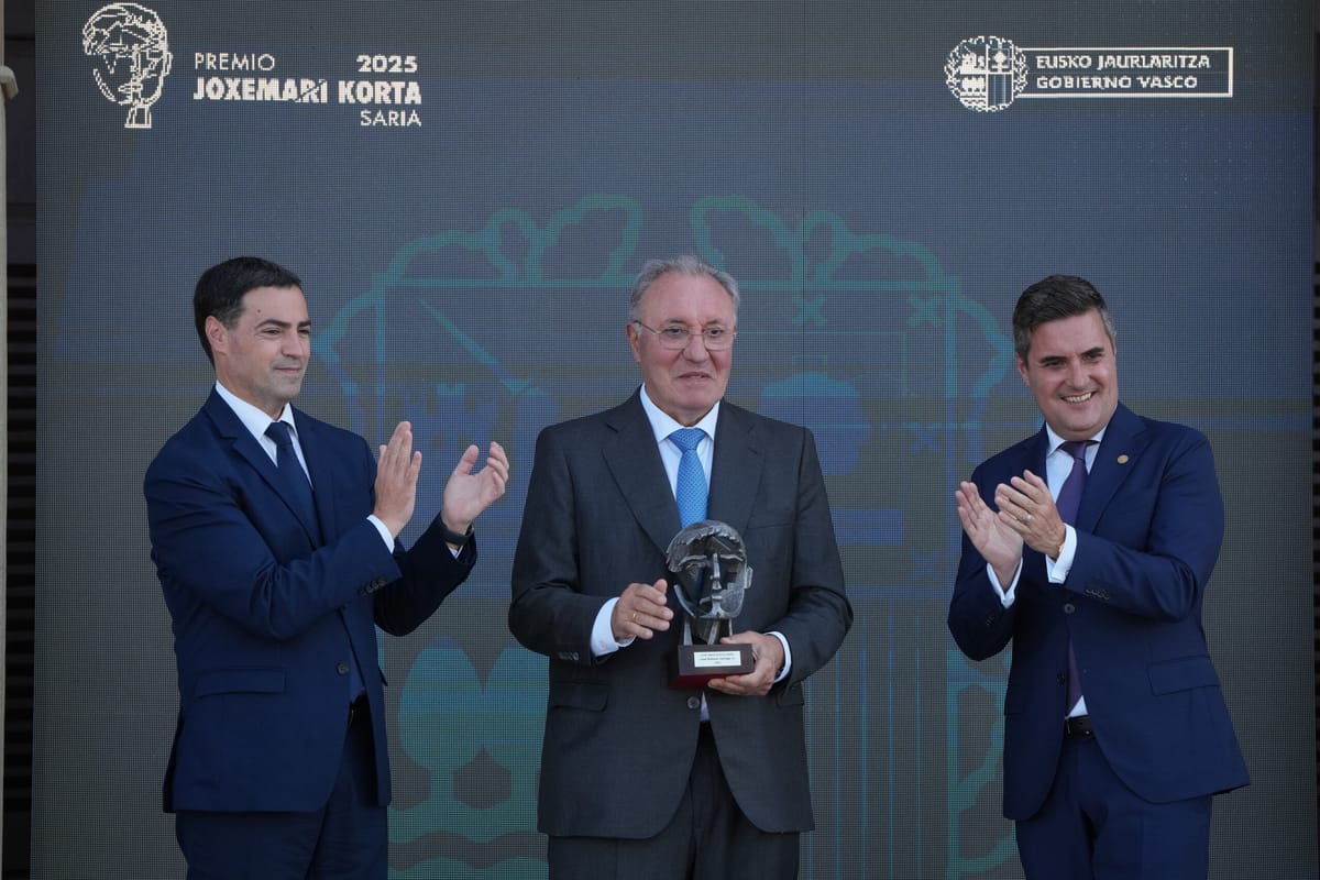 Imagen de archivo de José Antonio Jainaga, presidente de Sidenor, recibiendo el premio Joxe Mari Korta entre aplausos del lehendakari. Foto: Sidenor