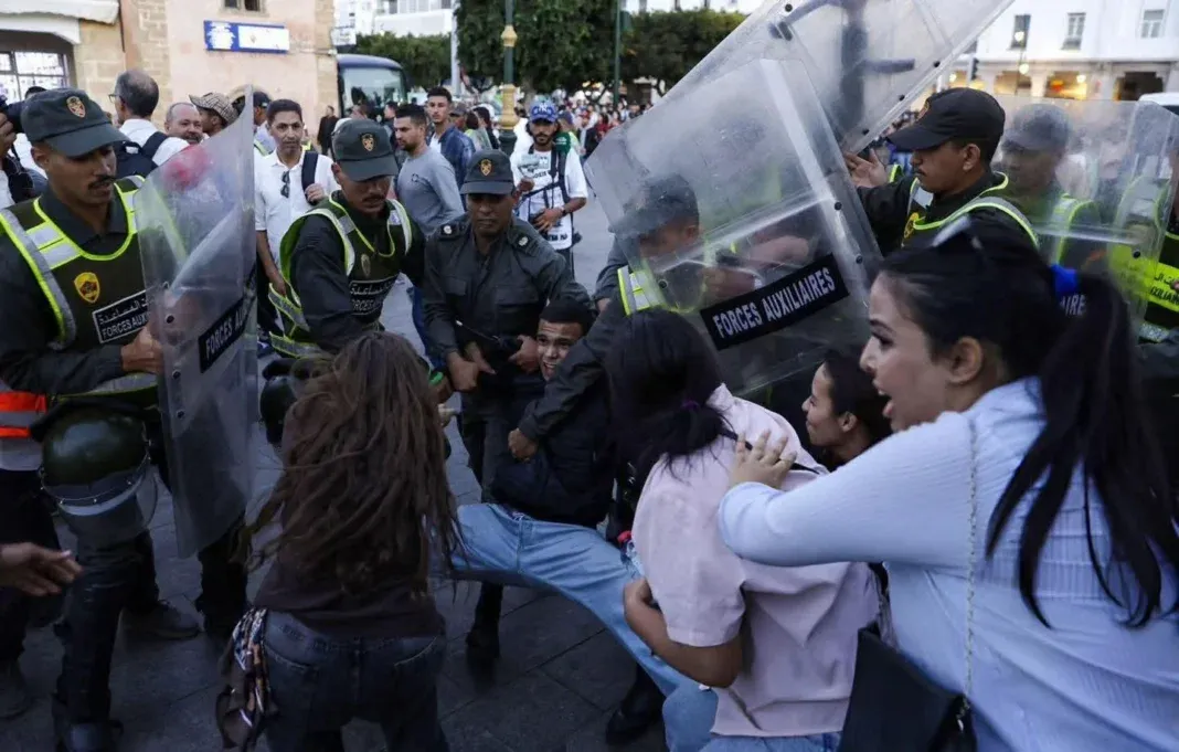 La gendarmería marroquí arresta a un joven durante las protestas 'GENZ 212'. Foto: N/D