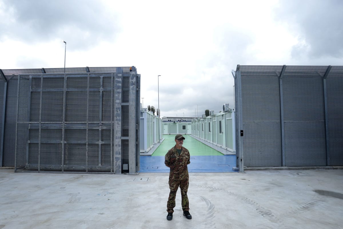 Centro de internamiento de migrantes construido por Italia en Albania. Foto: Adnan Beci (AFP)