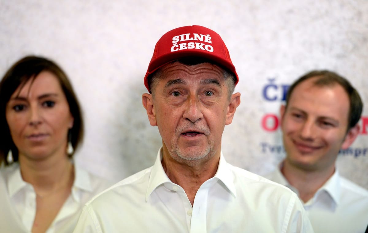 Babiš portando una gorra roja imitando a Trump. Foto: zapravy.aktualne.cz