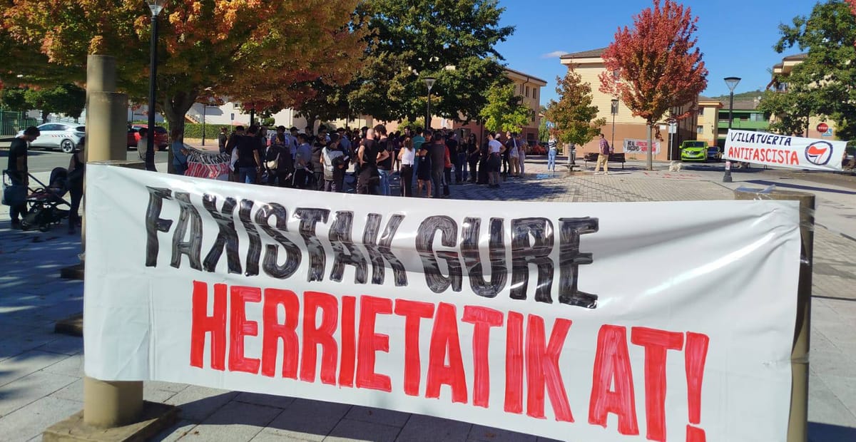 Pancartas y concentración antifascista contra Vox en Villatuerta (Nafarroa). Foto: Gedar Langile Kazeta