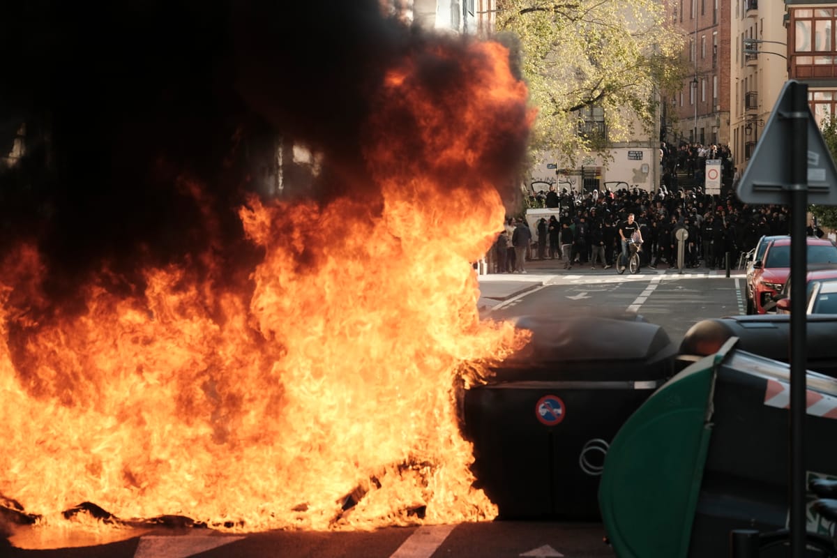 Disturbios durante las movilizaciones contra la Falange en Gasteiz (Araba) el 12 de octubre. Foto: Vía Gedar Langile Kazeta