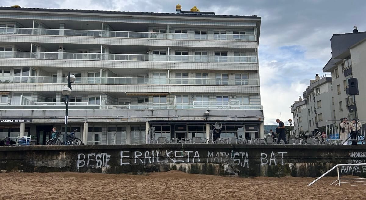 Pintada en la playa de Zarautz denunciando la violencia machista. Foto: Gedar Langile Kazeta