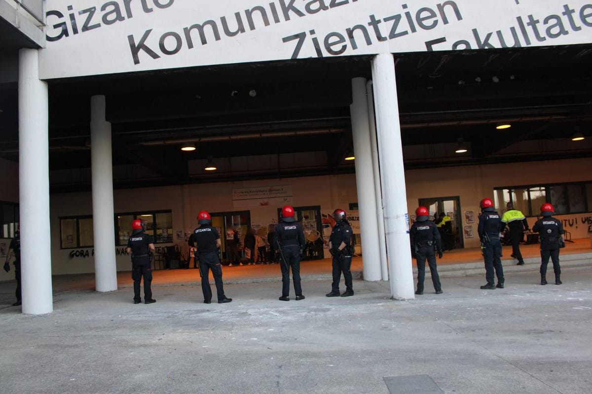 Imagen de archivo de agentes de la Ertzaintza en un campus de la UPV/EHU durante la huelga del 15 de octubre. Foto: Gedar Langile Kazeta