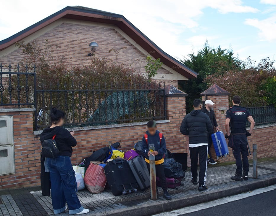 Imagen del momento en el que la Ertzaintza desahucia las familias. Foto: gedar.eus