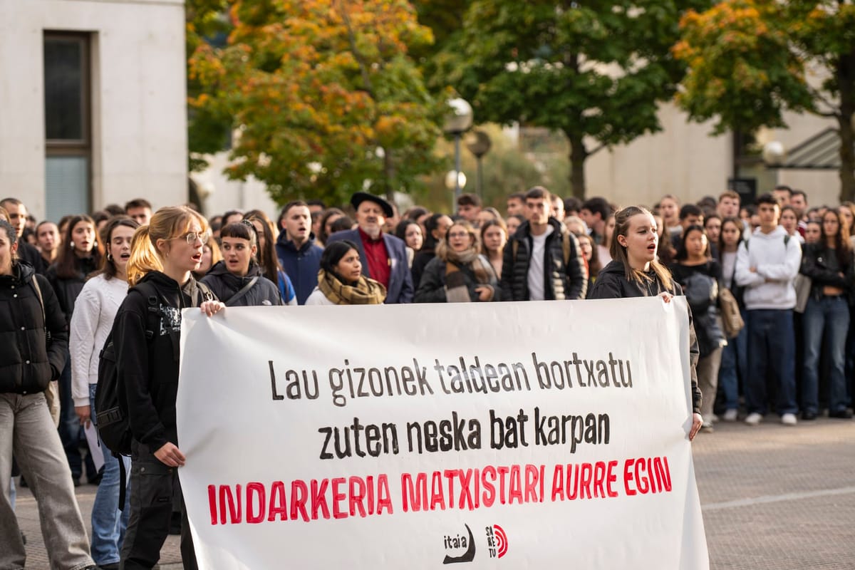 Concentración de Itaia y Saretu en la UPNA para denunciar la violación grupal en la Carpa Universitaria. Foto: Gedar Langile Kazeta