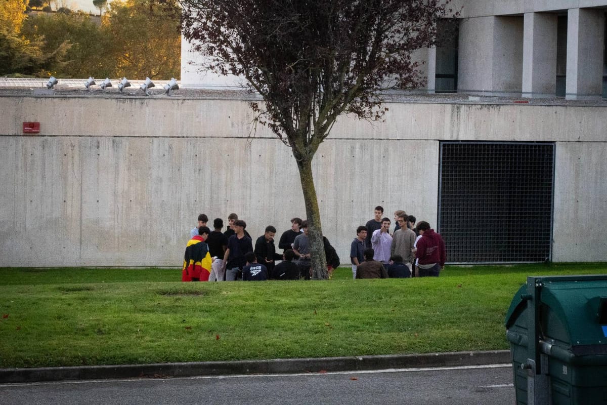 Seguidores del agitador fascista Vito Quiles en la Universidad de Navarra. Foto: Gedar Langile Kazeta