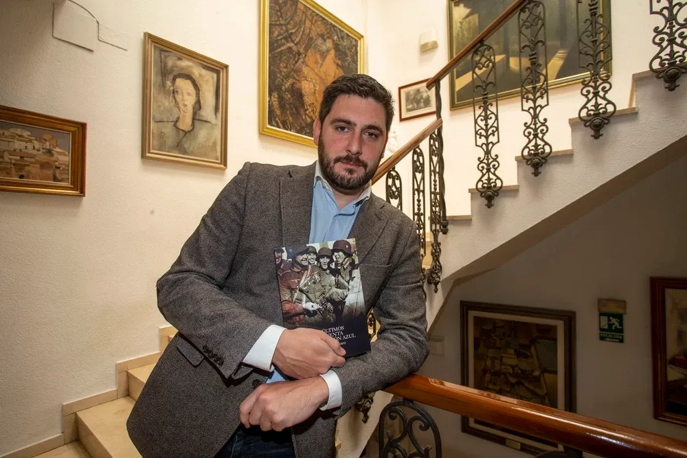 Alejandro Nolasco sostiene su libro sobre la División Azul. Foto: José Miguel Esparcia/La Tribuna de Albacete