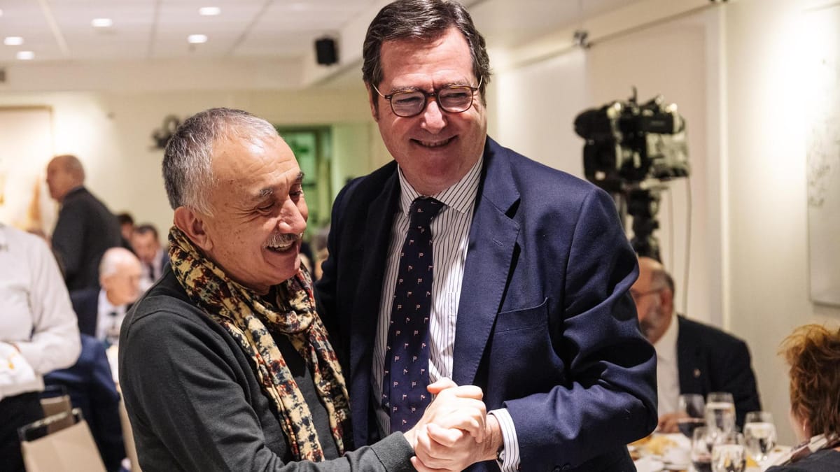 Antonio Garamendi y Pepe Álvarez, líder de la UGT, de la mano. Foto: elespañol.com