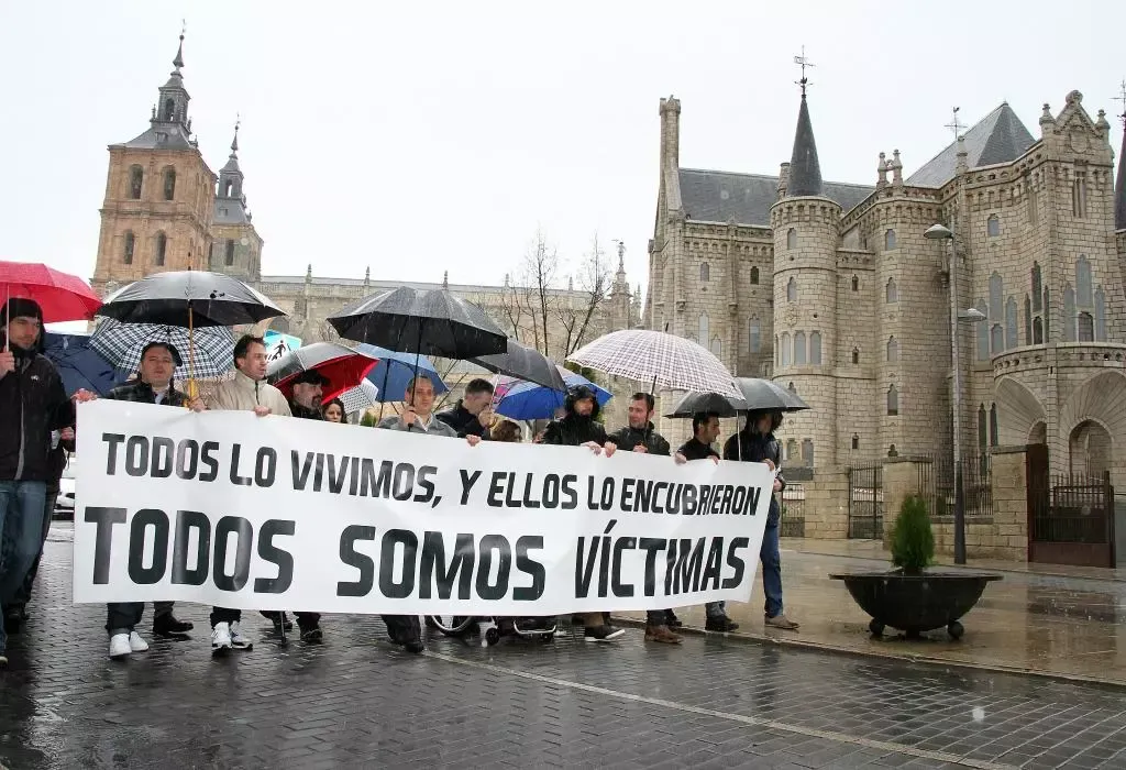 Imagen de archivo de exalumnos del seminario de La Bañeza denunciando casos de pederastia en Astorga (León). Peio García / ICAL
