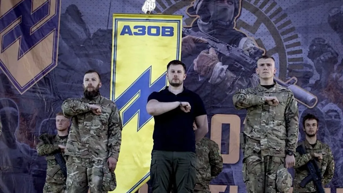 Miembros del batallón Azov con Biletsky presidiendo el acto. Foto: electronicintifada.net