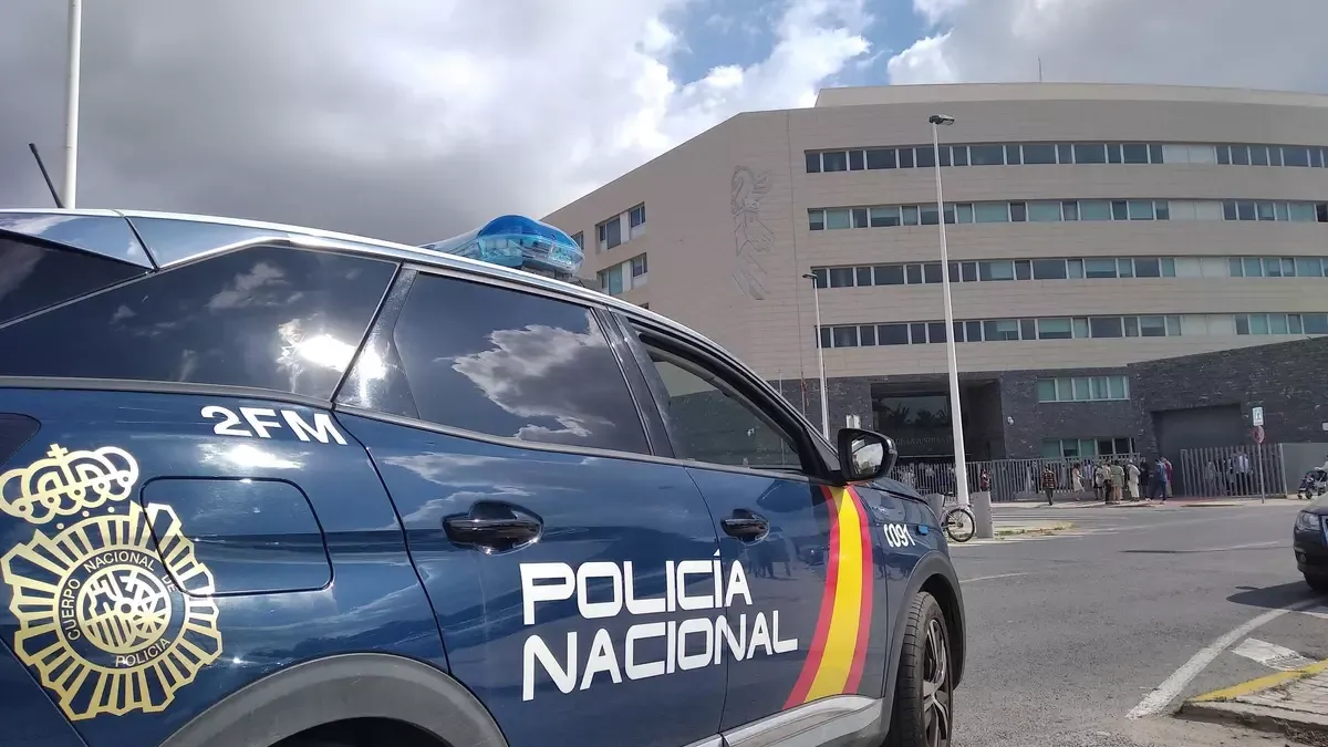 Imagen de archivo de un coche de la Policía Nacional española frente a la Ciudad de la Justicia en Elx. Foto: informacion.es