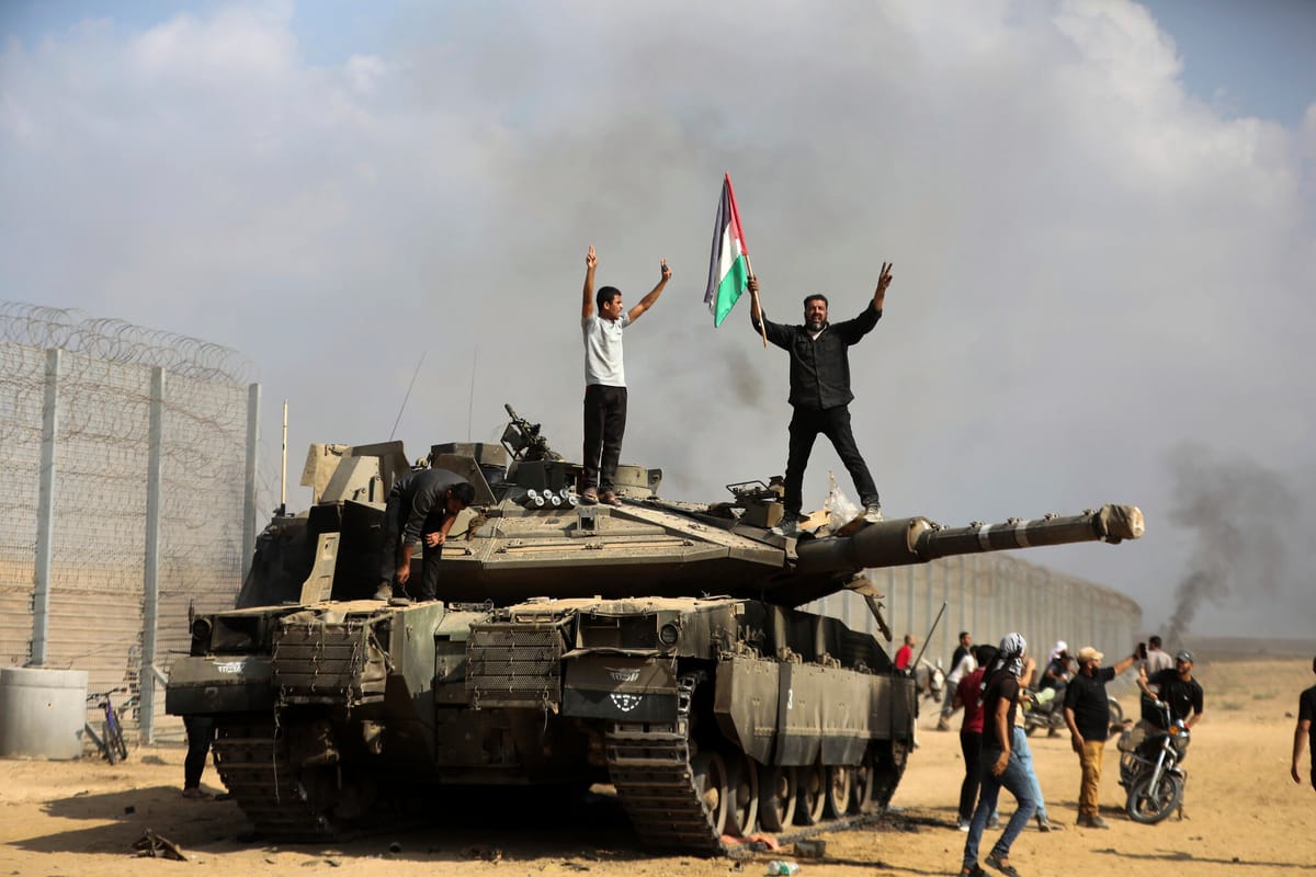 Gazatíes subidos en un tanque israelí el 7 de octubre de 2023. Foto: AP Photo/Yousef Masoud (X)