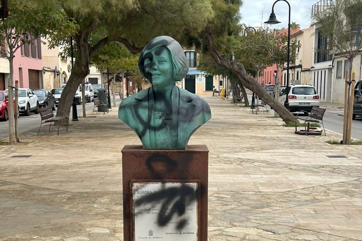 Busto de Aurora Picornell pintado con una cruz céltica en Palma. Foto: Vila Web