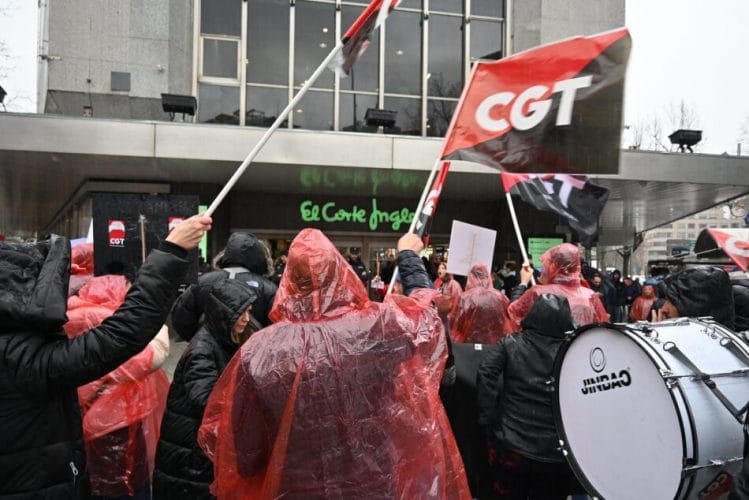 Imagen de archivo de una protesta sindical de la CGT ante El Corte Inglés. Foto: CGT Andalucía