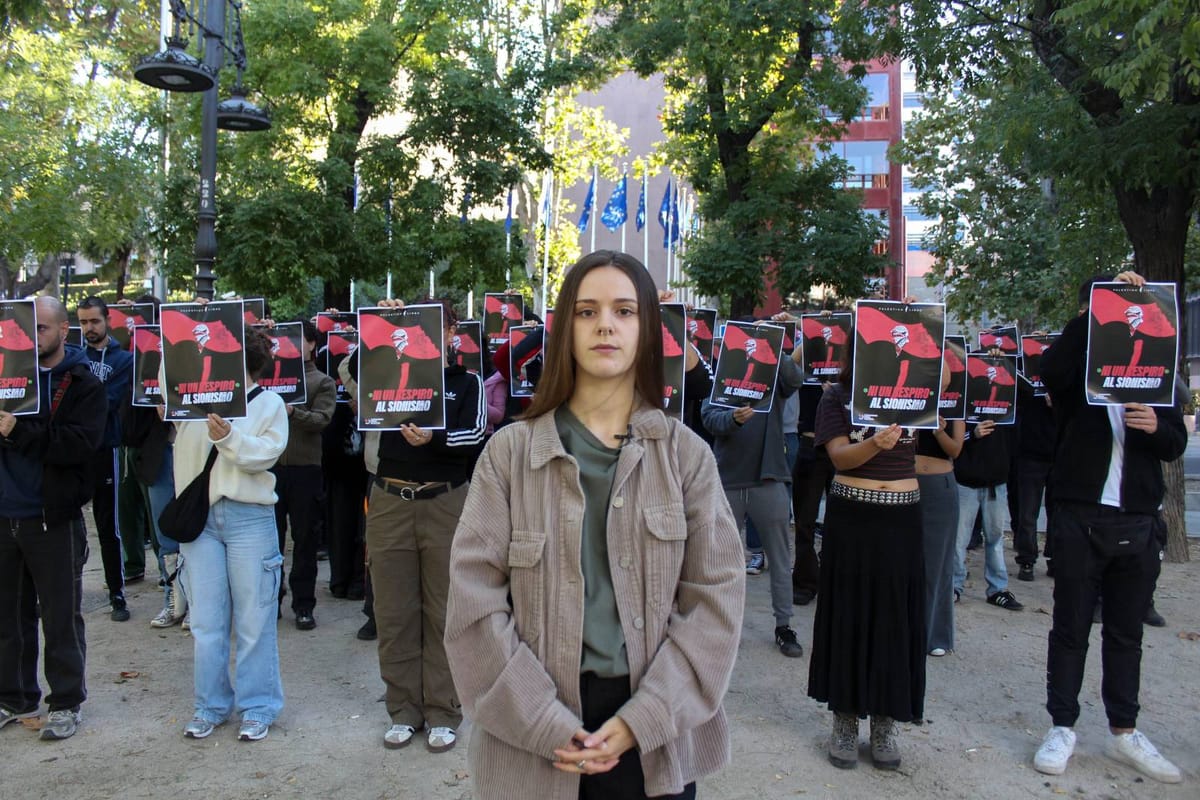 Rueda de prensa de la Coordinadora Juvenil Socialista ante la sede del Parlamento Europeo en Madrid. Foto: CJS