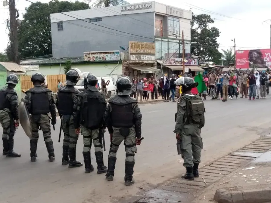 Imagen de archivo de policías antidisturbios en una protesta de Camerún. Foto: thesierraleonetelegraph.com