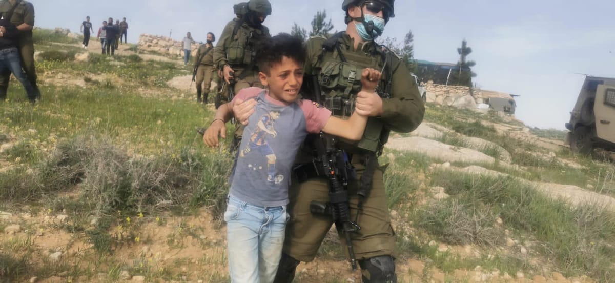 Imagen de archivo de una detención de un niño palestino de Cisjordania por parte de las fuerzas de ocupación. Foto: Nasser Nawaj'ah (B'Tselem)