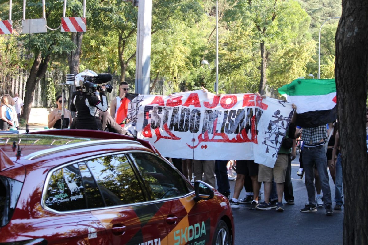 Corte de carretera durante la etapa final de Madrid en La Vuelta a España. Foto: Coordinadora Juvenil Socialista