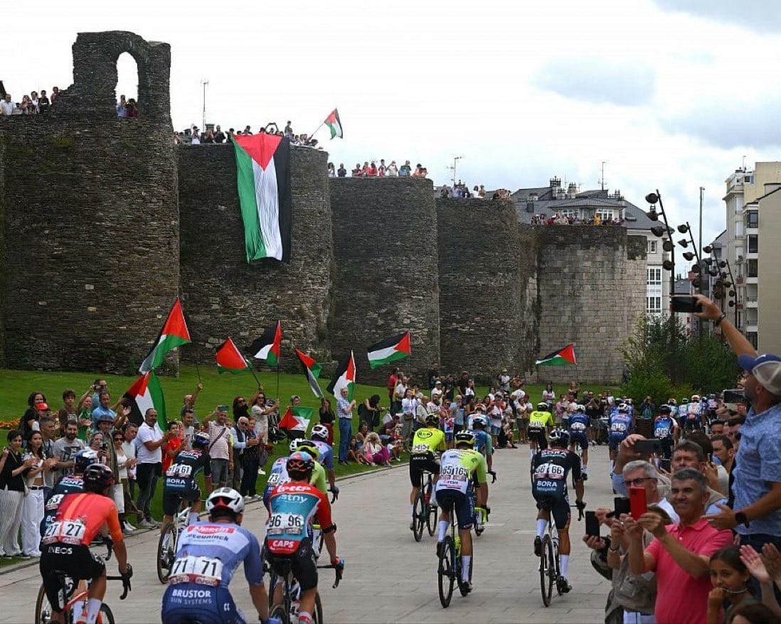 Imagen de archivo de La Vuelta Ciclista a España en Lugo (Galiza). Foto: vía @Rodabalho (X)