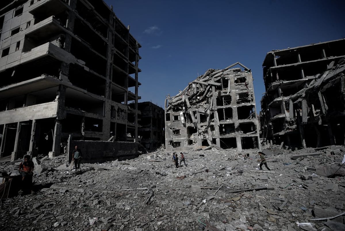 Palestinos caminan entre edificios destruidos en la Franja de Gaza. Foto: @Timesofgaza (X)