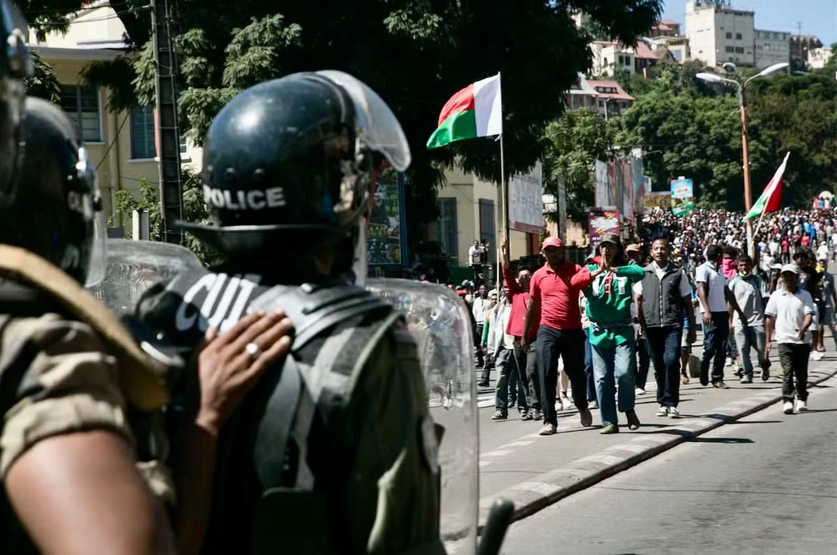 Imagen de archivo de policías y manifestantes en Madagascar. Foto: vía @Clemence_Guette (X).