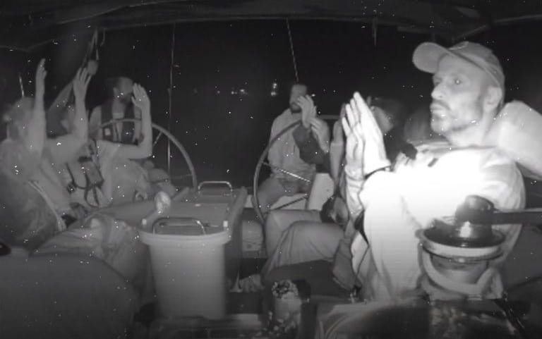 Miembros de la Global Sumud Flotilla durante el secuestro de su barco por parte de las fuerzas israelíes. Foto: Global Sumud Flotilla/Al Quds Network