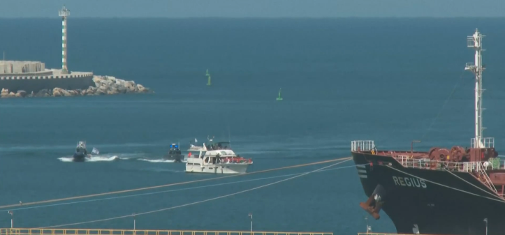 La armada israelí transportando a un barco de la Global Sumud Flotilla en el puerto de Ashdud. Foto: N/D