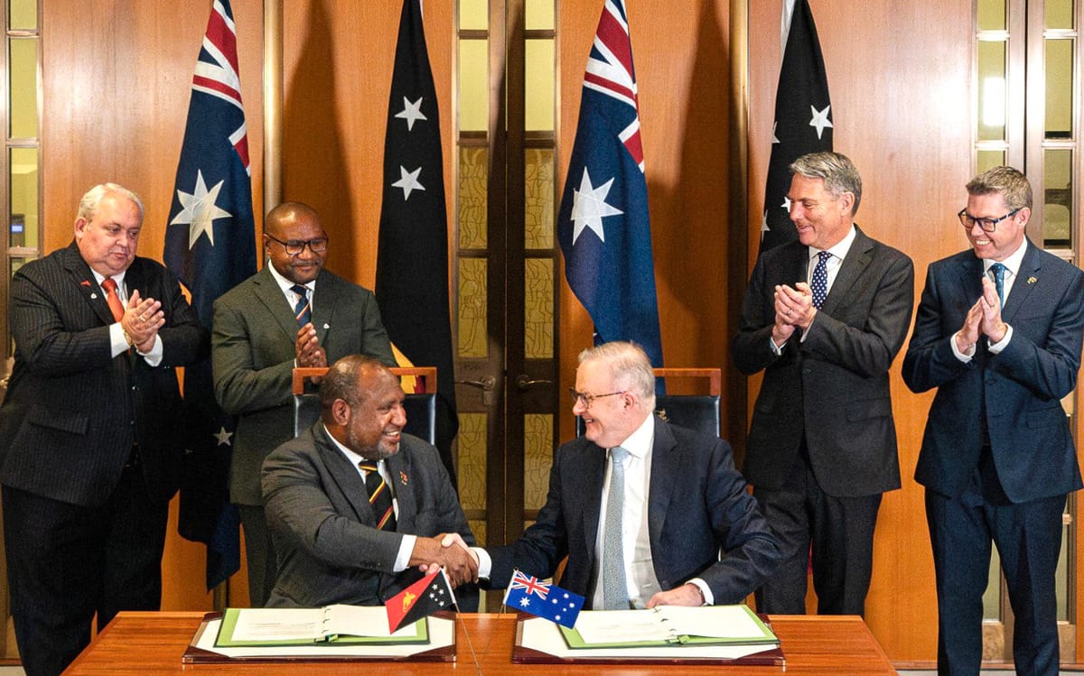 Firma de acuerdo militar entre Australia y Papúa Nueva Guinea. Foto: @PatConroy1 (X)