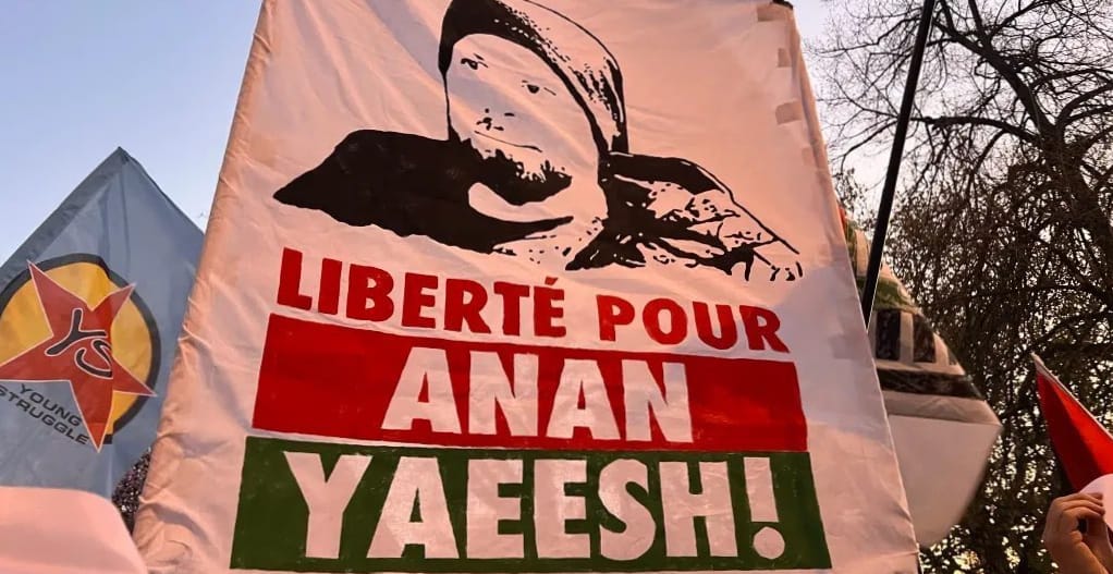 Imagen de archivo de una lona en solidaridad con Anan Yaeesh. Foto: @SamidounPB (X)