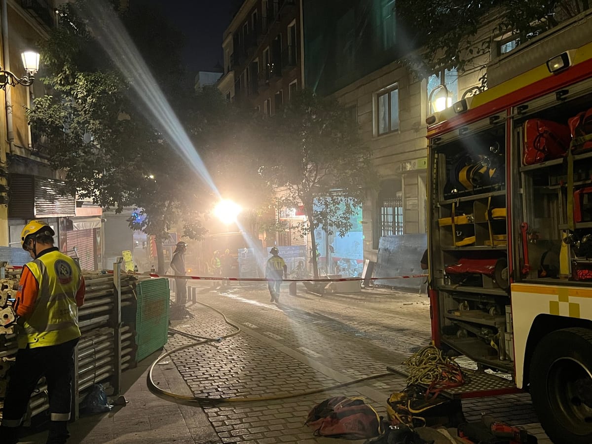 Bomberos trabajan desescombrando en la calle Hileras de Madrid. Foto: @EmergenciasMad (X)
