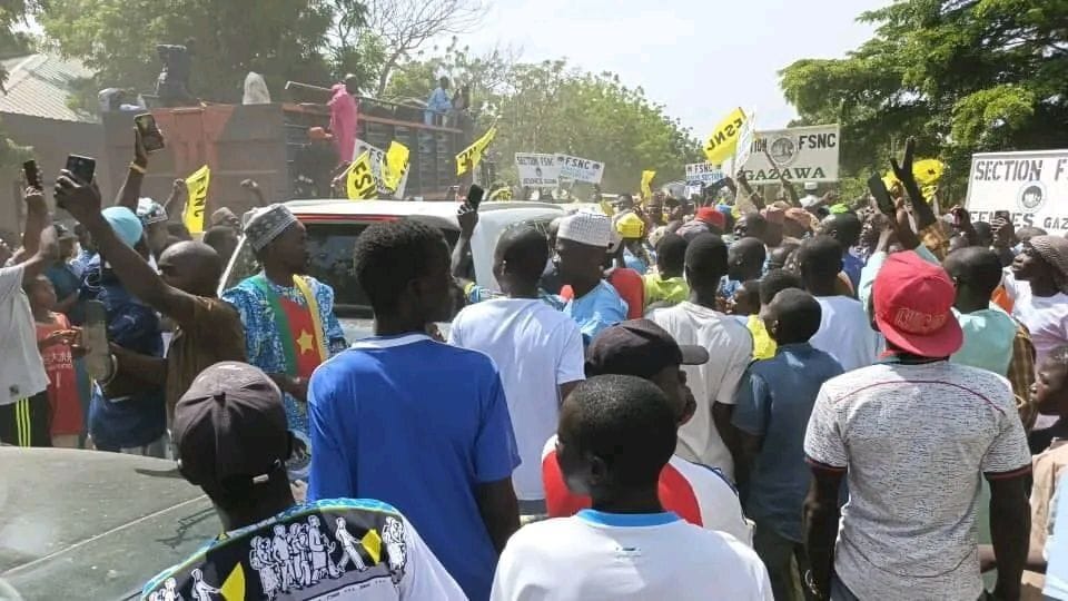 Cameruneses acuden a ver al cantidato Issa Tchiroma Bakary. Foto: @MimiMefoInfo (X)