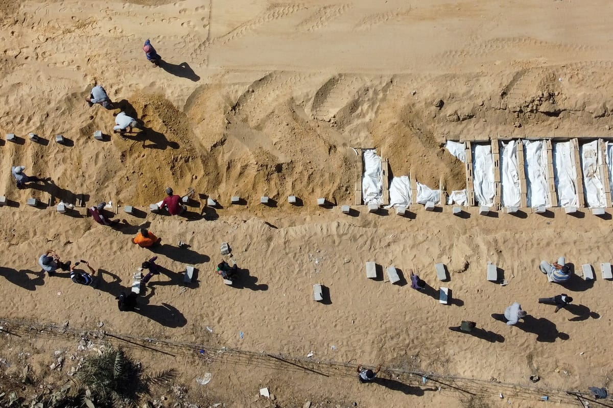 Entierro de cuerpos palestinos en una fosa común. Foto: @TRTWorldNow (X)