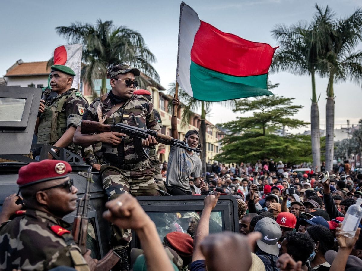 Militares y manifestantes en las calles de Madagascar. Foto: @AfricanHub_ (X)