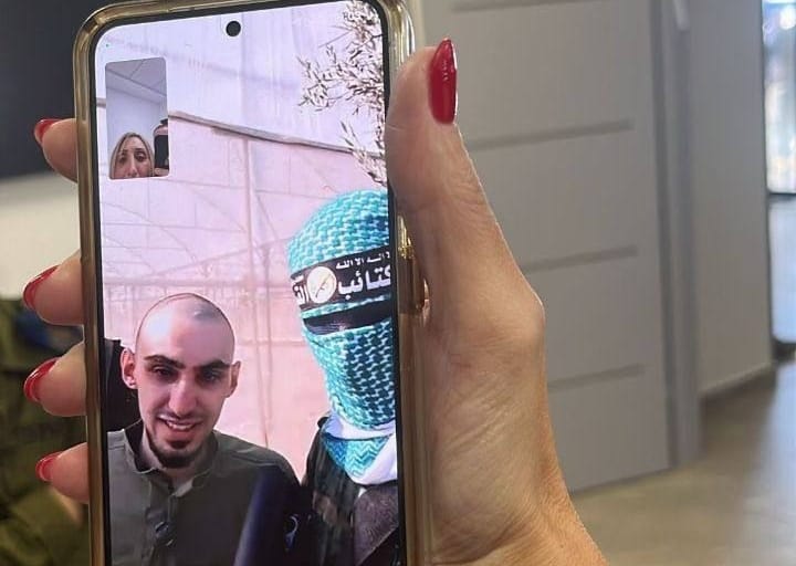 Un prisionero israelí conversa con su familia por videollamada antes del intercambio de prisioneros. Foto: Vía Al Quds Network