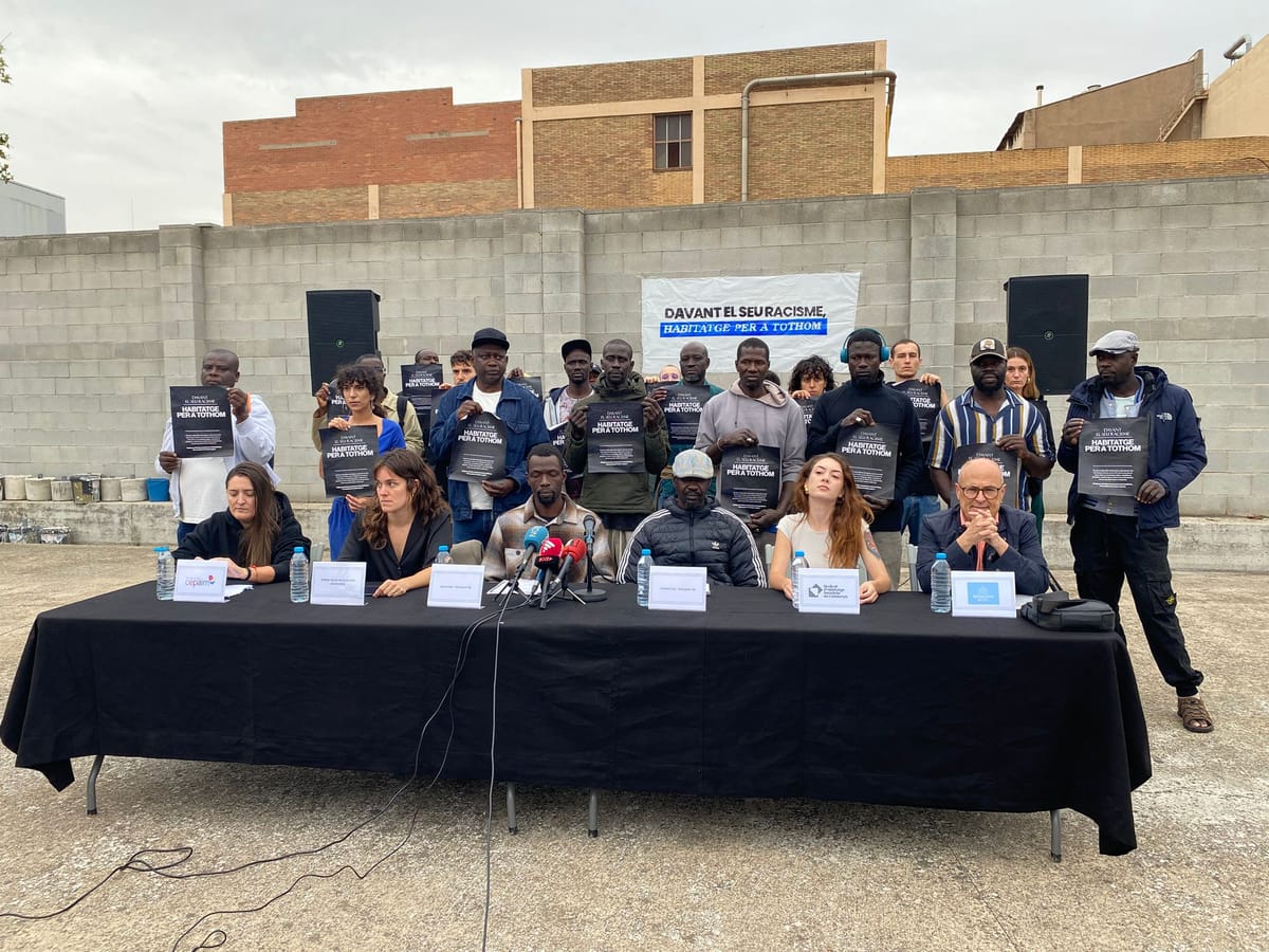 Rueda de prensa del Sindicat de l'Habitatge de Badalona, la Plataforma Badalona Acull, la Fundació CEPAIM e Irídia. Foto: @bdncom (X)