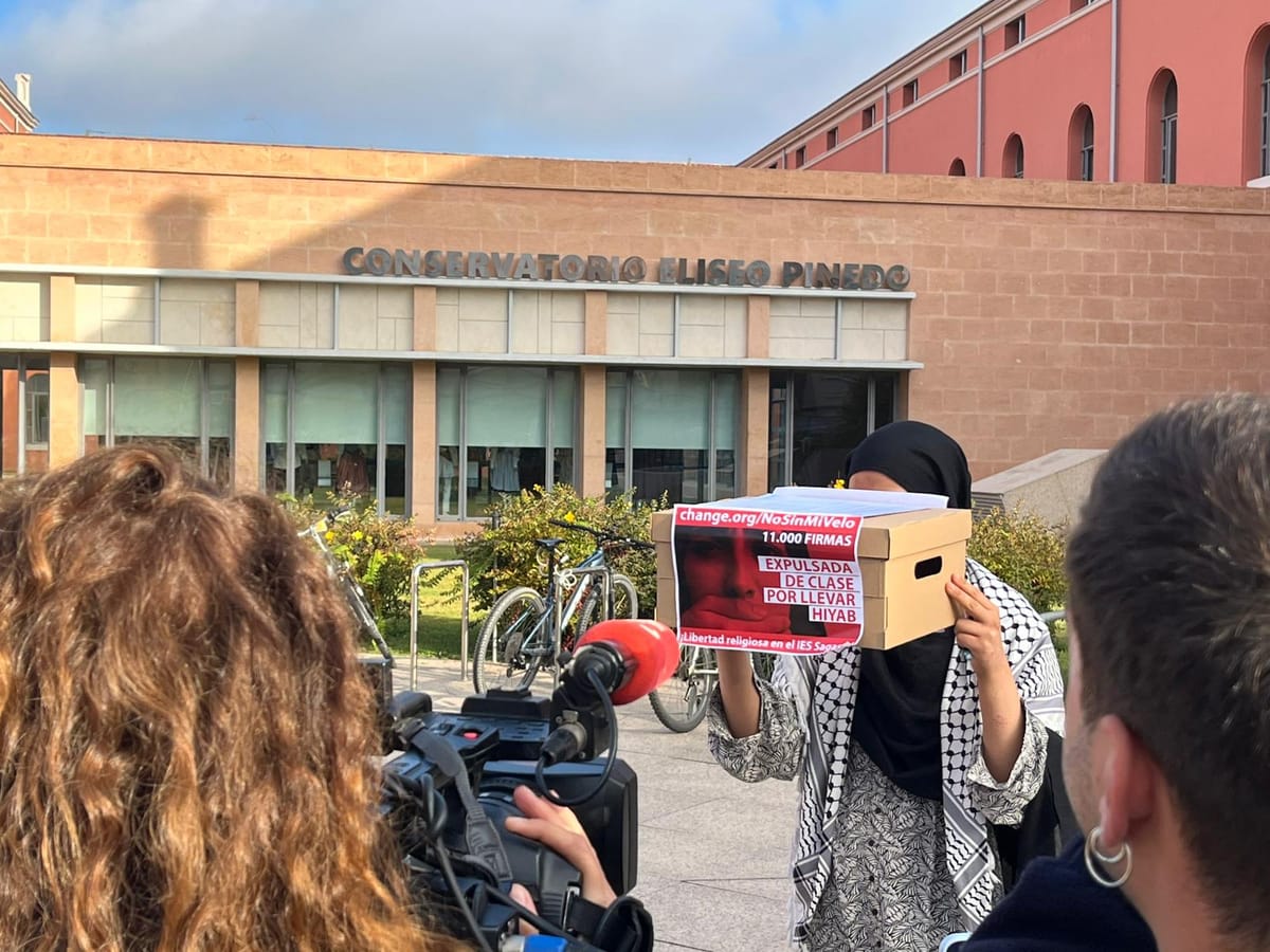 Eman Akram, estudiante del IES SagastaEman Akram, estudiante del IES Sagasta, presenta las 11.000 firmas. Foto: Onda Cero
