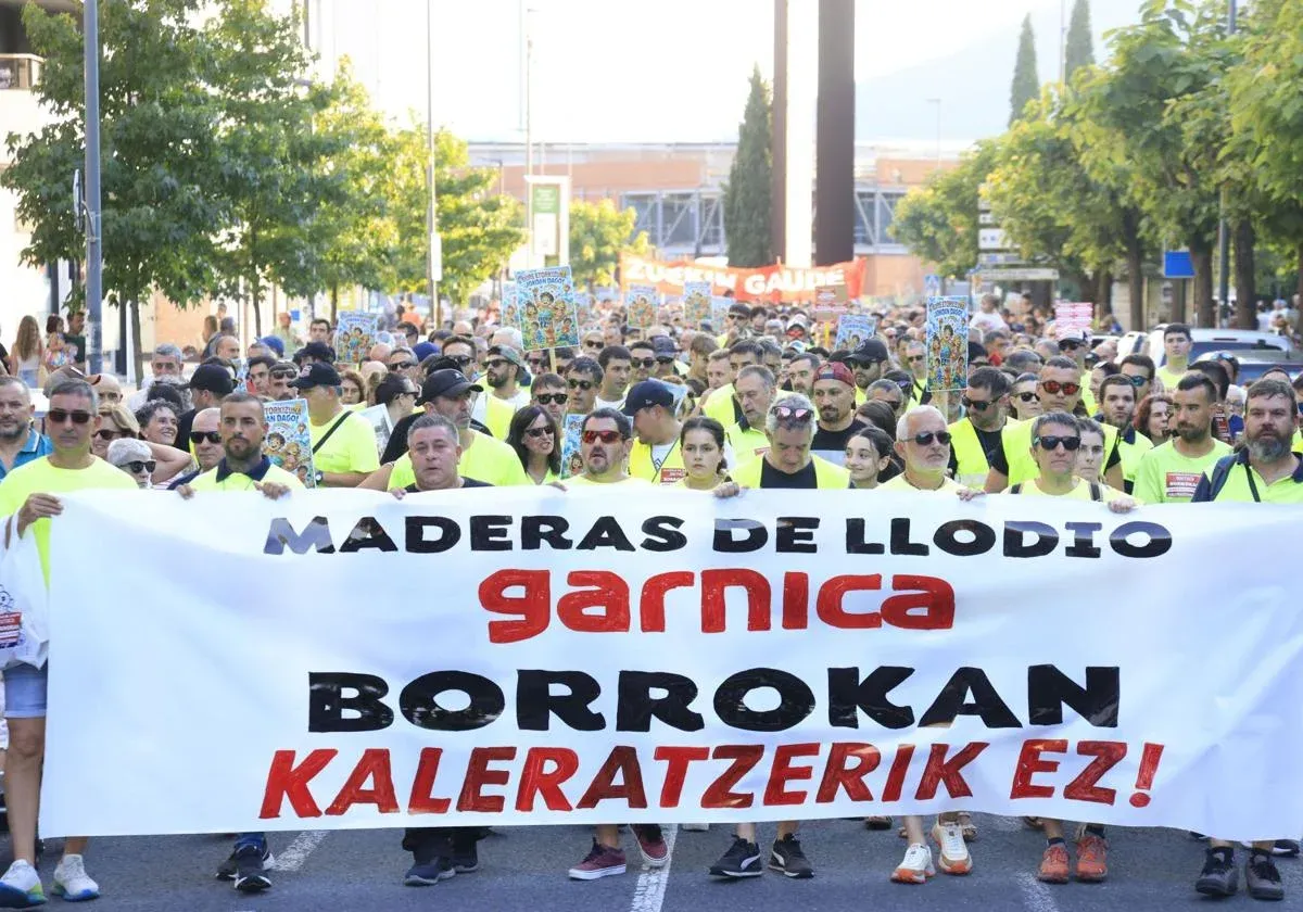 Los trabajadores de Maderas Llodio manifestándose. Foto: Jesús Andrade