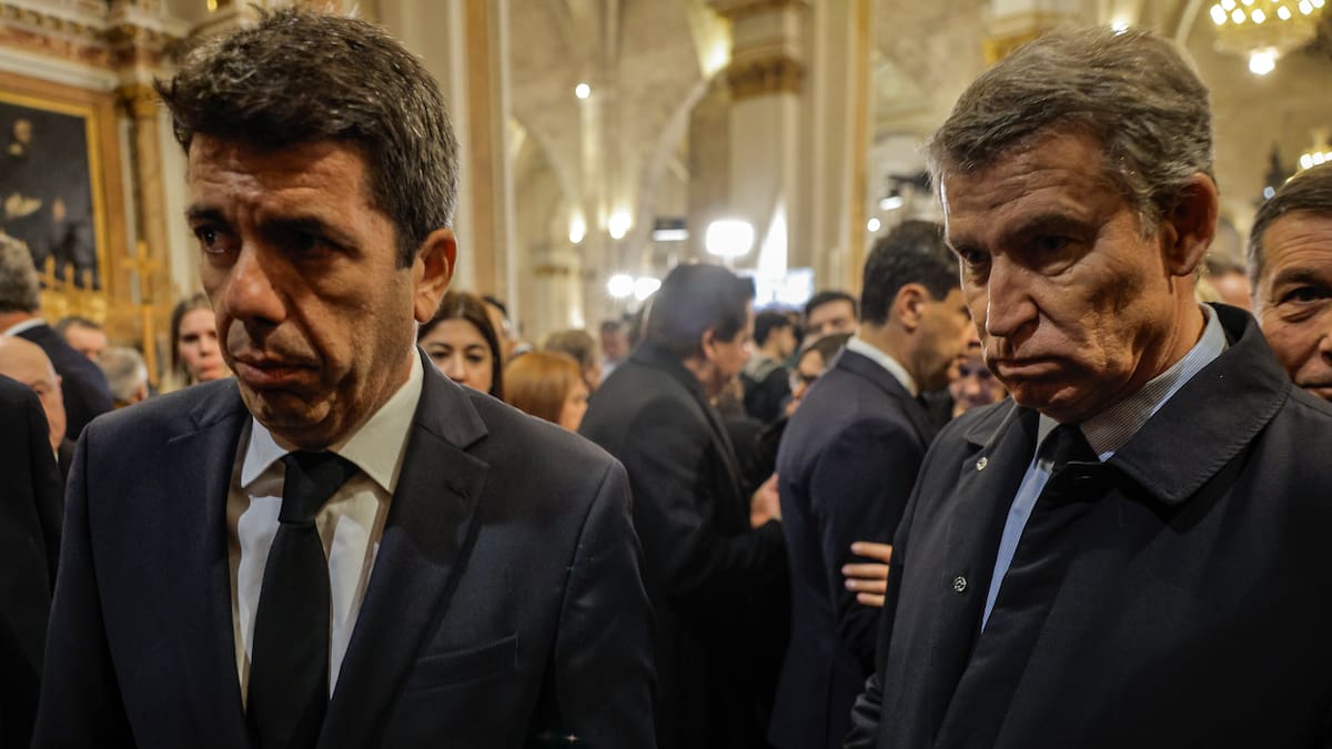 Imagen de archivo de Carlos Mazón y Alberto Núñez Feijóo en la misa por el aniversario de la DANA. Foto: cadenaser.es