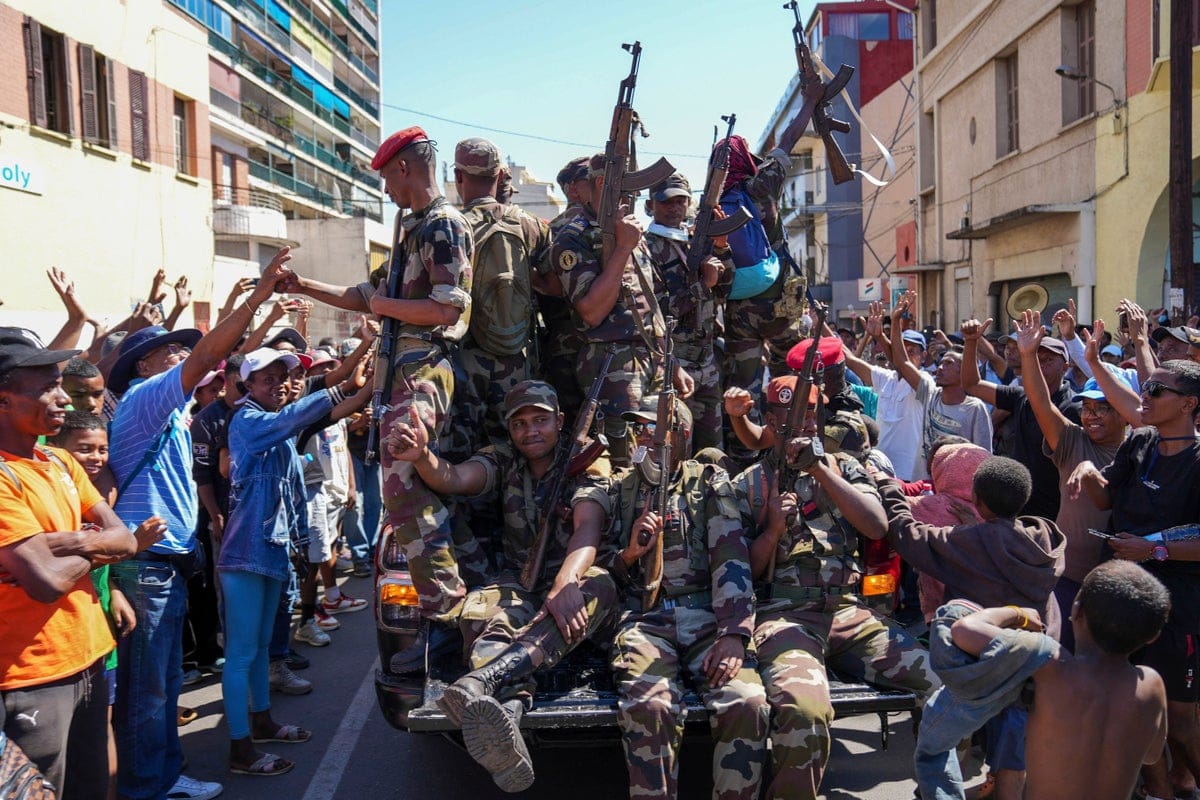 Militares recorren las calles ante el júbilo de los manifestantes. Foto: World Today Journal