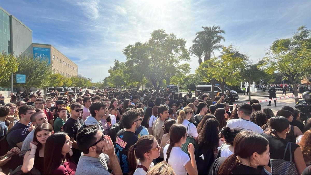 Concentración de estudiantes antifascistas en Alacant contra Vito Quiles.